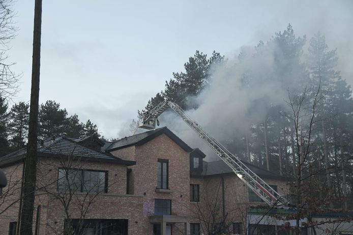 De brand woedt vooral aan de achterkant van het gebouw.