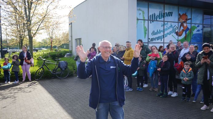 Vrijwilliger Erwin (75) krijgt daverend applaus bij afscheid: “4 ...