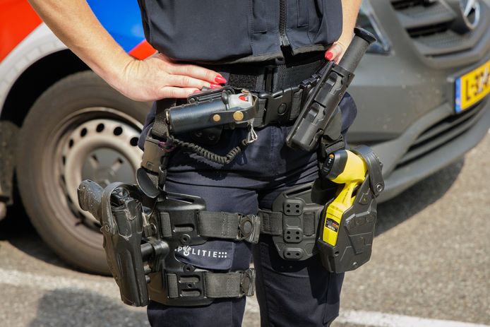 Politieauto leeggeroofd in Overvecht, vuurwapens spoorloos verdwenen, 112-nieuws Utrecht