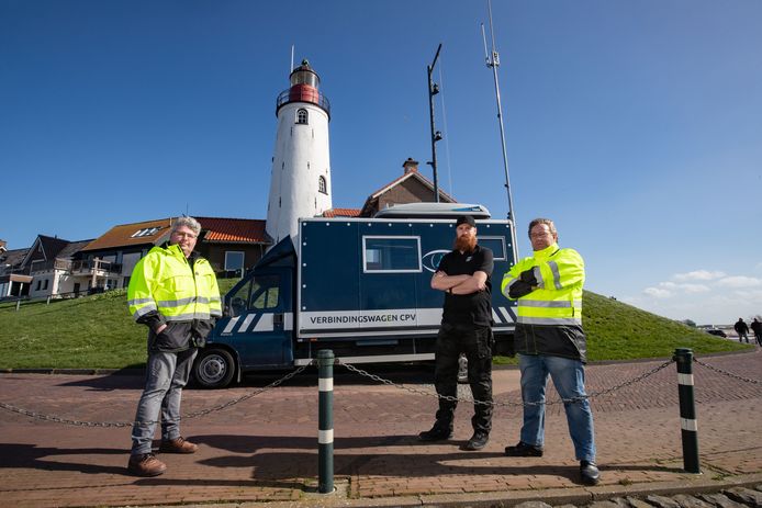 De harde kern van het Urker Coördinatie Platform Vermissing (CPV) voor de nieuwe mobiele post. Van links naar rechts: Wim Koster, Auke van Slooten en Jan Pieter de Boer.