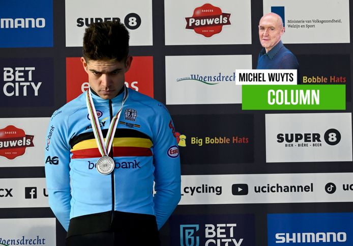 Wout van Aert was zichtbaar ontgoocheld met z'n zilveren medaille.