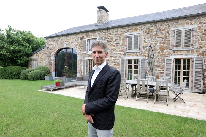 Helmut Lotti in zijn tuin in de Ardennen.