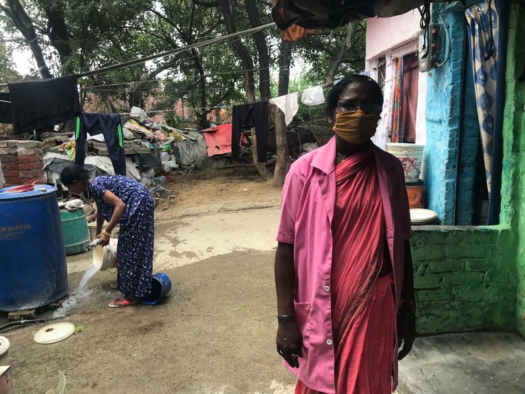 Buurtwerker Bhagwan Devi in de sloppenwijk VP Singh JJ Camp in Delhi. Beeld Aletta André