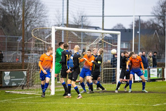 Met een goed gemikte kopbal van Melvin Hulleman kwam DVC snel voor te staan tegen FC. Ommen.