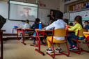 Bij basisschool De Piramide zitten de leerkrachten in quarantaine, de leerlingen krijgen les via webcam als de leerkracht thuis zit. Juf Kim gaf les vanuit haar woonkamer.