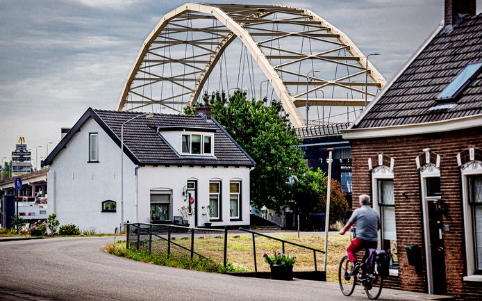 De Papendrechtse Brug, gezien vanaf de Visschersbuurt in Papendrecht.