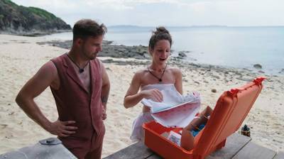 Tranen in ‘Gestrand op Honeymoon Island' wanneer Gwenny en Niels berichten van het thuisfront krijgen