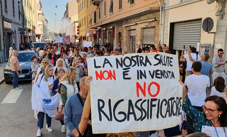 Luidruchtig Koppeling Magazijn De inwoners van Piombino staan op tegen schip met vloeibaar gas: 'Het is  levensgevaarlijk'
