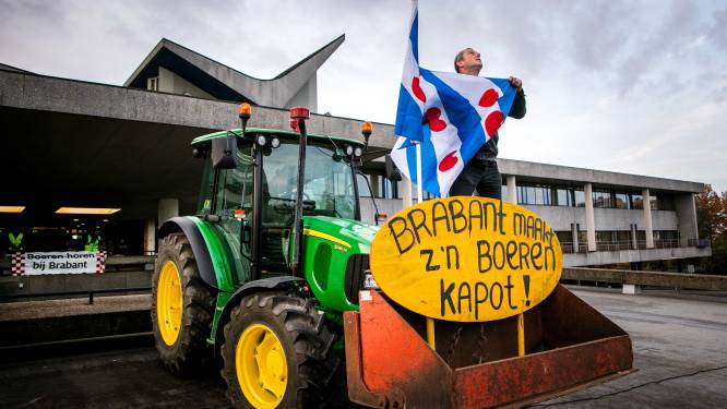 Teruglezen | Historische boerenprotestdag met ME in provinciehuis en brandende vlag