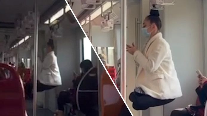 Opmerke­lijk: vrouw hangt aan haren in metro