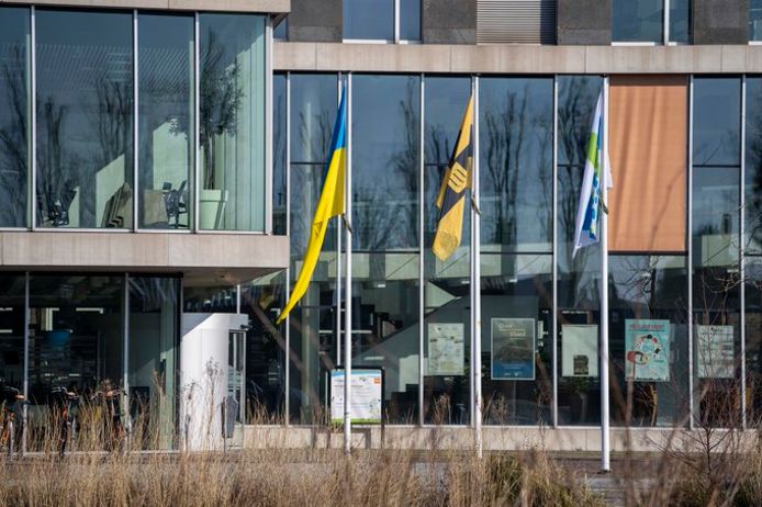 De Oekraïense vlag bij het gemeentehuis van Zwijndrecht.