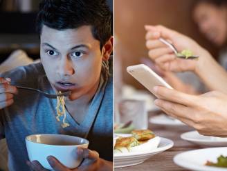Waarom je dik wordt als je eet voor de televisie of al scrollend op je smartphone