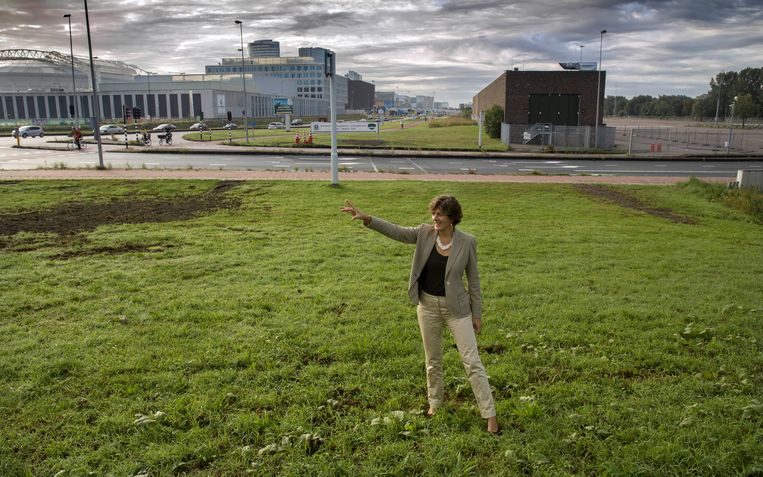  Wethouder Marian van der Weele (D66) wijst waar welke woningen komen voor de enorme uitbreiding van Ouder-Amstel.  Beeld Werry Crone