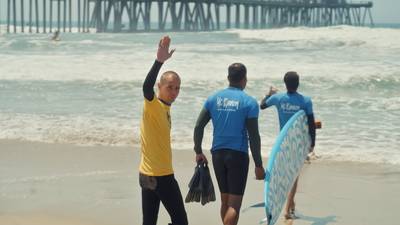 Sam Gooris waagt zich op een surfplank in ‘Expeditie Gooris’: “Ik was stikkappot na twee keer”