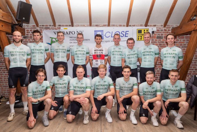 De renners van het Vetrapo B-Close Cycling Team kregen vorige vrijdag hun nieuwe uitrusting voor het wielerjaar 2022.