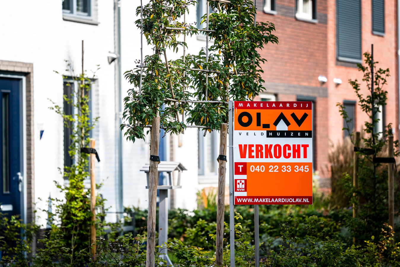 Een verkocht-bord van een makelaar bij een nieuwbouwhuis in Sterksel. Gemiddeld werd een Nederlands huis dit kwartaal 28.500 euro meer waard, wat neerkomt op zo'n 313 euro per dag.