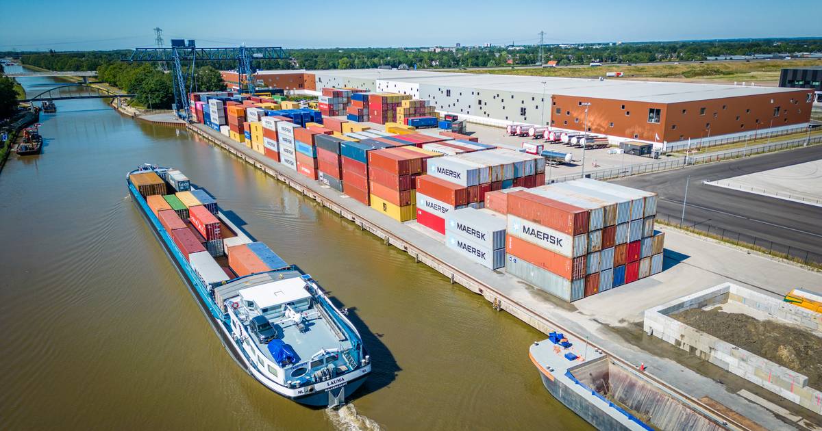 Twente onbereikbaar voor scheepvaart: ‘Zonder zware bui gaat Twentekanaal eind van de week dicht’