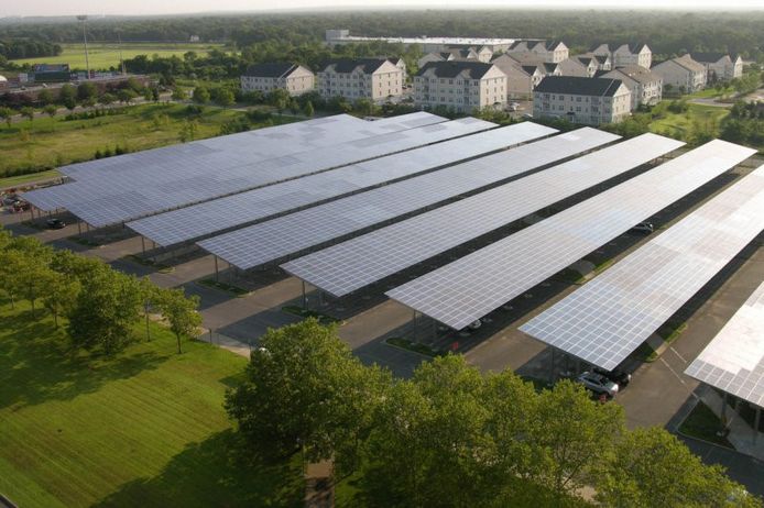 Een impressie van een parkeerterrein onder zonnepanelen bij de Efteling.