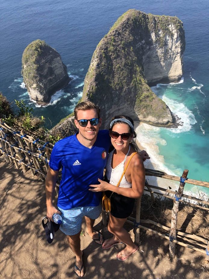 Jody (rechts) werkt met haar vriend Sander in het buitenland.