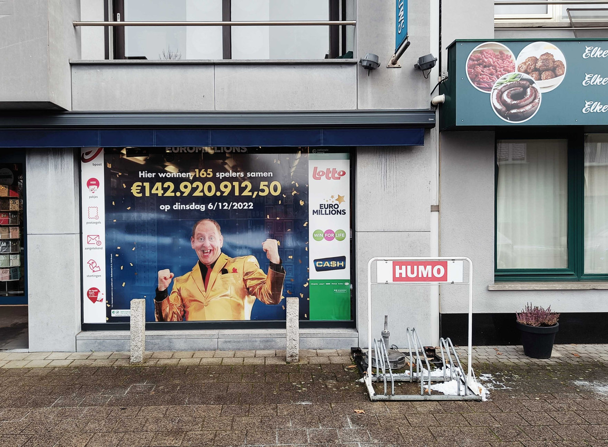 Bij De pershoek in Olmen gaan ze er prat op dat hun groepspot met de jackpot is gaan lopen. Beeld Michiel Martin