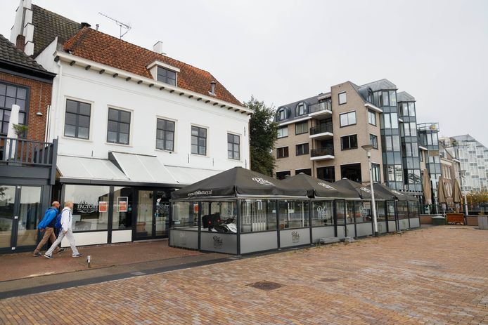 Ribs factory en de Gelagkame aan de Waalkade zijn gesloten. Nijmegen, 27-7-2020 .