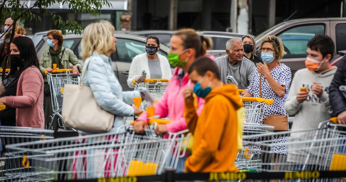 REPORTAGE. Honderden mensen staan uur voor opening eerste Jumbo in West