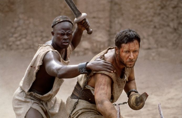 Russell Crowe (rechts) in de allereerste Gladiator. Hij zal niet te zien zijn in het vervolg.