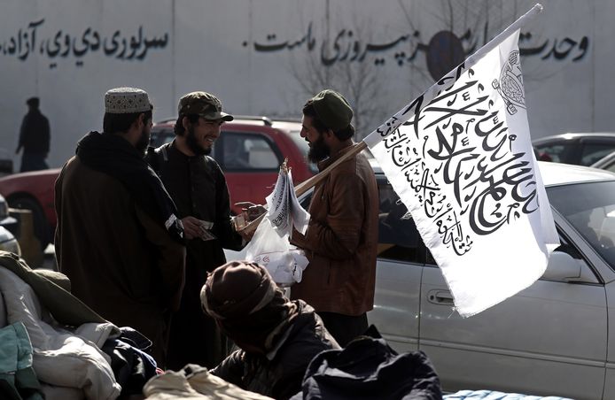 Een man verkoopt talibanvlaggen in de Afghaanse hoofdstad Kaboel.