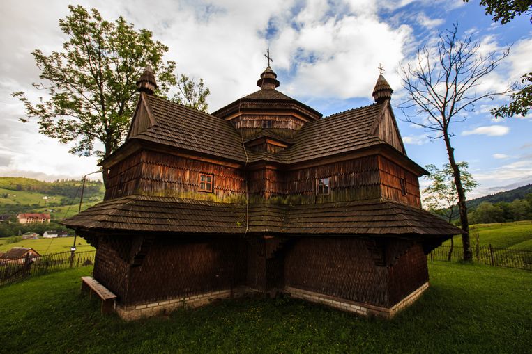 Een van de houten plattelandskerkjes in de Oostelijke Karpaten in Oekraïne die op de Unesco-Werelderfgoedlijst staan. Beeld Getty
