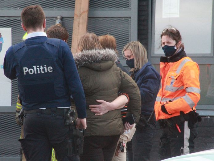 Sommige ouders stonden voor de schoolpoort te wachten, en zagen het ongeluk voor hun ogen gebeuren.