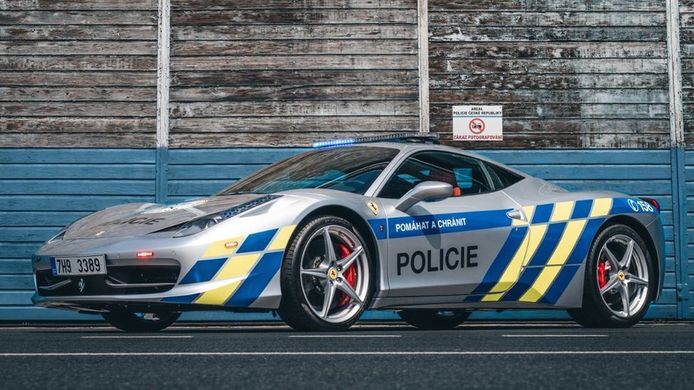 De nieuwe Ferrari van de Tsjechische politie.