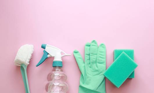 Wat is hygiënischer: afwassen met een spons of afwasborstel?