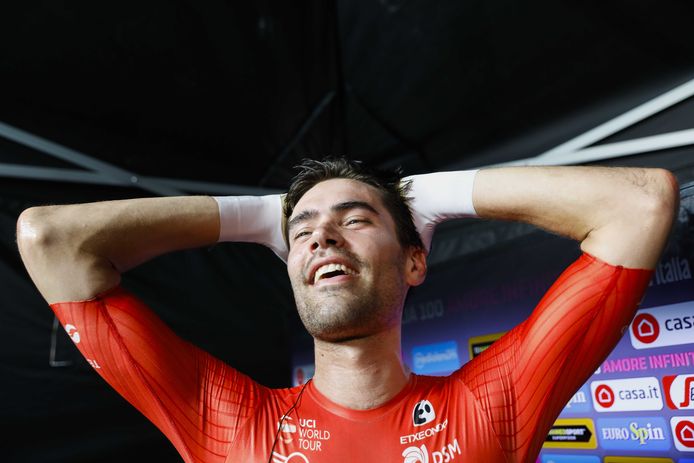 Blijdschap en ongeloof op het gezicht van Tom Dumoulin, kort nadat duidelijk wordt dat hij de winnaar is van de honderdste Giro d'Italia.
