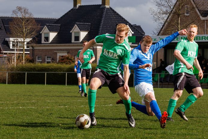 Jonno Pruim (links) speelde een sterke wedstrijd tegen Kampen. Die bekroonde hij met twee treffers.