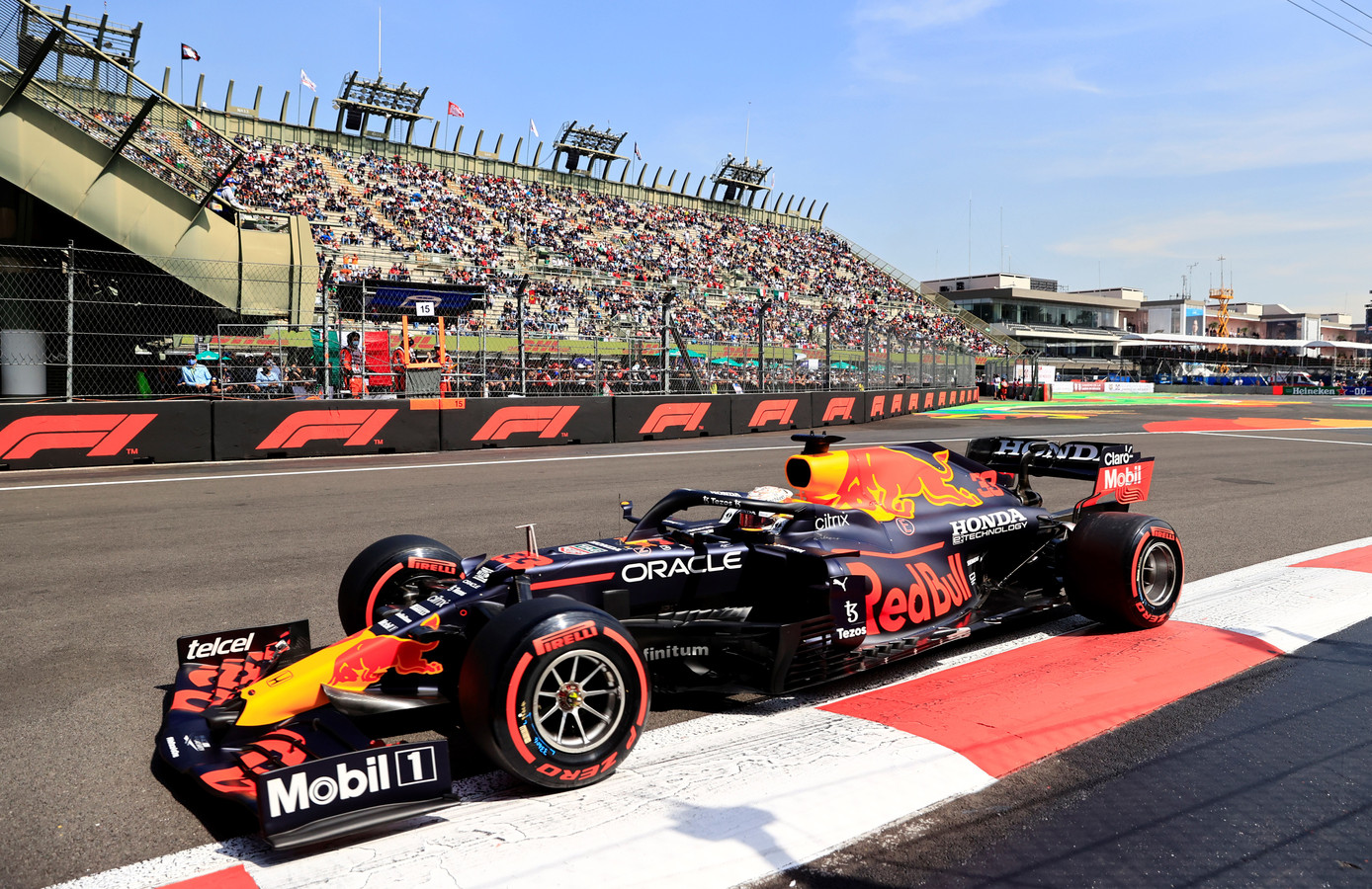 Max Verstappen in actie in Mexico.