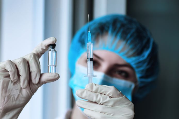 De Nederlandse overheid trekt vijf miljoen euro uit om tot een schikking te komen met mensen die ernstig ziek werden na, en niet noodzakelijkerwijs dóór, een vaccinatie tegen de Mexicaanse griep.