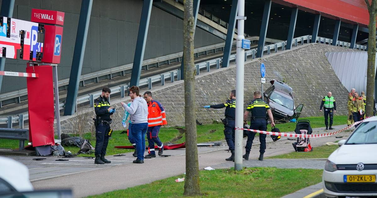 Vijf gewonden bij ernstig auto-ongeluk bij The Wall in Utrecht: ‘Ik hoorde een harde knal, sta nog te trillen’.