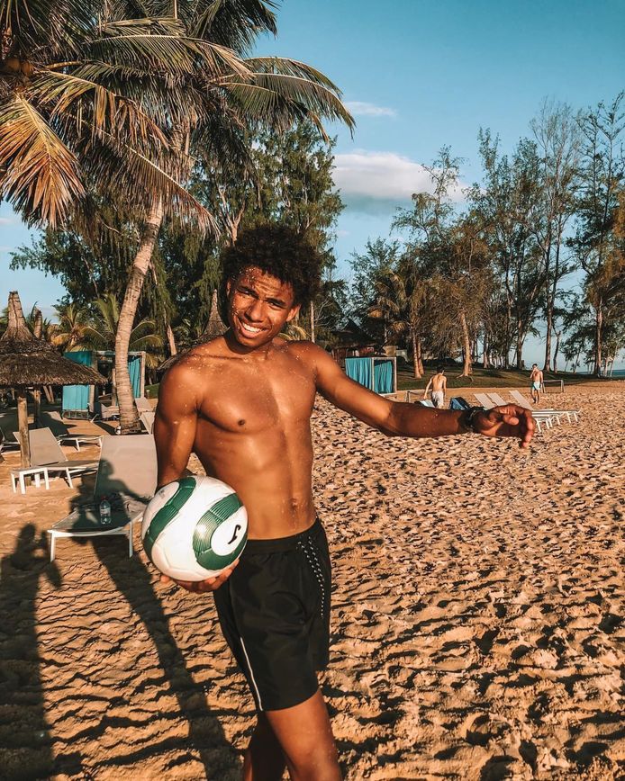 Calvin Stengs heeft ook op het strand in Mauritius een bal bij zich.