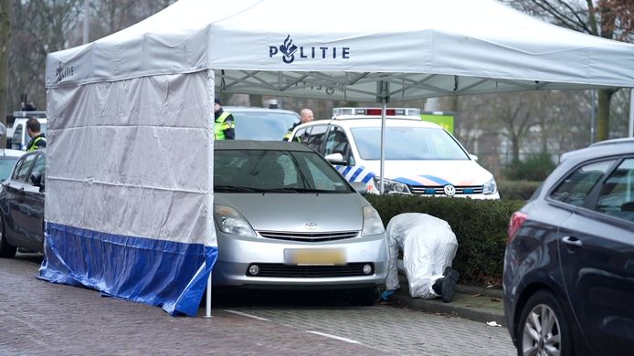 Man overlijdt nadat de krik onder een auto wegzakt in Rotterdam. Vermoedelijk wilde hij een uitlaat stelen.