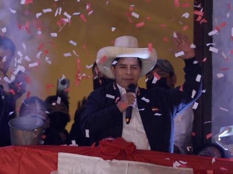 Dorpsonderwijzer Pedro Castillo (51) uitgeroepen tot president van Peru