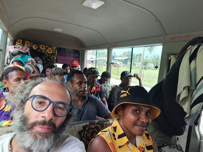 Il climatologo Gianluca Grimalta ha viaggiato in autobus tra due città della Papua Nuova Guinea.