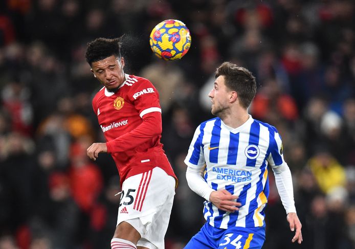 Joel Veltman (rechts) in duel met Jadon Sancho.