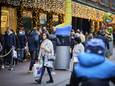 Winkelend publiek in het centrum van Den Haag. De Nederlandse gemeente heeft mensen opgeroepen op niet meer naar de binnenstad te komen vanwege de drukte.