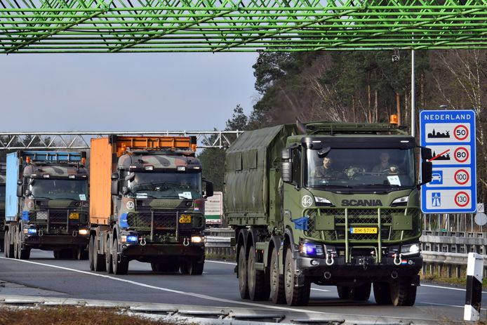 Militair transport over de A1 bij de Lutte, vanochtend.