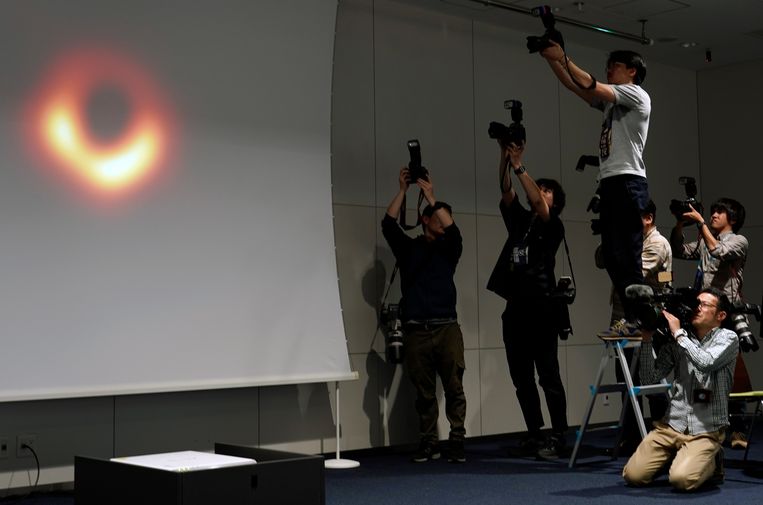 In april werd de eerste foto van een zwart gat gepresenteerd. Beeld EPA