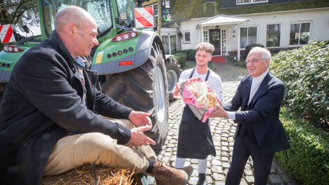 Eerste asperges voor het eerst in 32 jaar overhandigd aan Le Jardin in Rucphen: ‘Hiermee begint voor mij de lente’