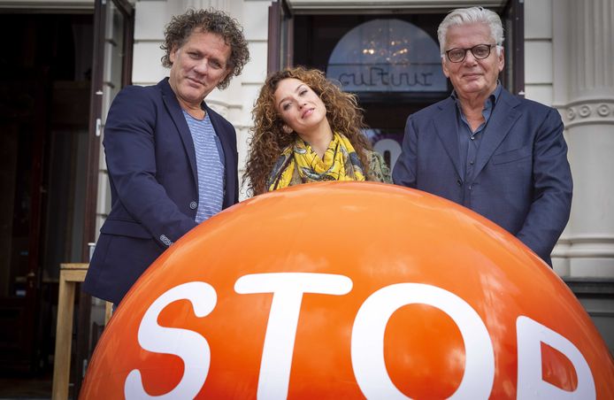 Omroep Max-directeur Jan Slagter (rechts), actrice Katja Schuurman en presentator Kees van der Spek geven het startsein voor Stoptober. Met deze actie wordt aangespoord om 28 dagen niet te roken in oktober.