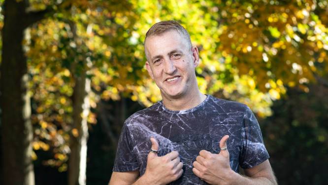 “Ik reken in de supermarkt uit of ik er wel kom met mijn budget”: Davy werkt als buschauffeur en zanger, en krijgt 150 euro per maand