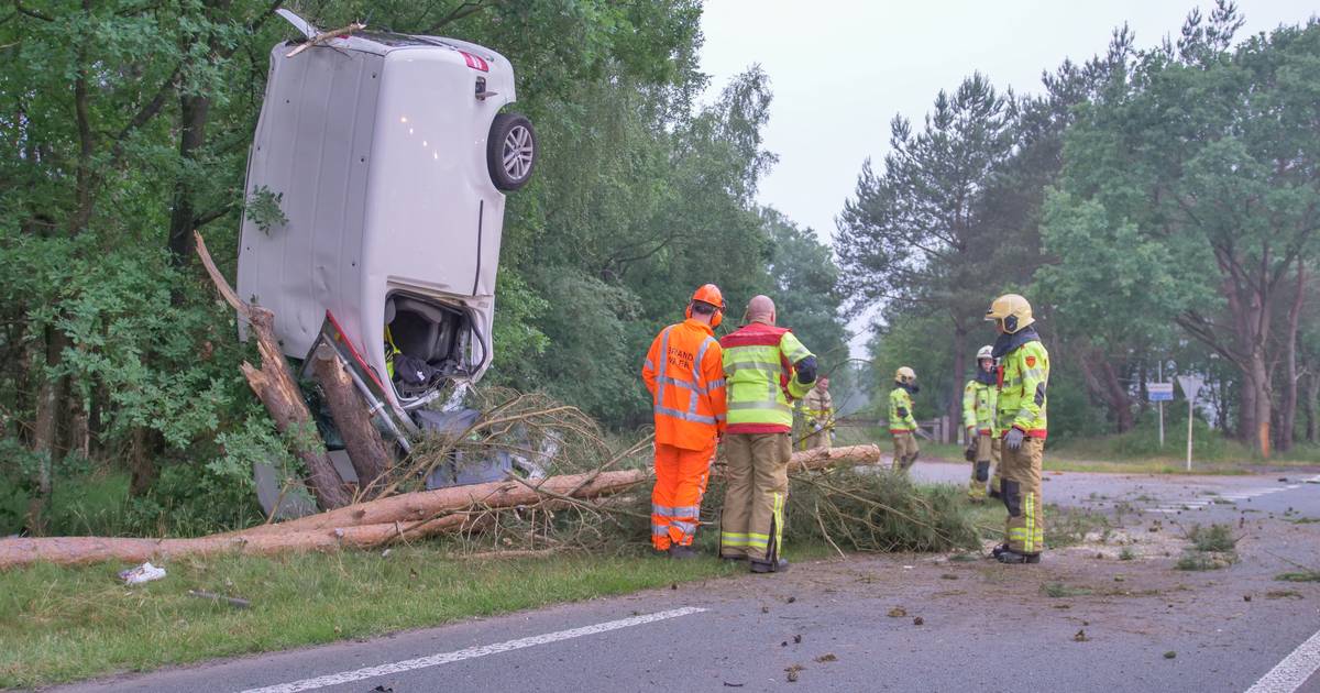 Auto gelanceerd bij ongeluk in Ermelo, één persoon gewond.