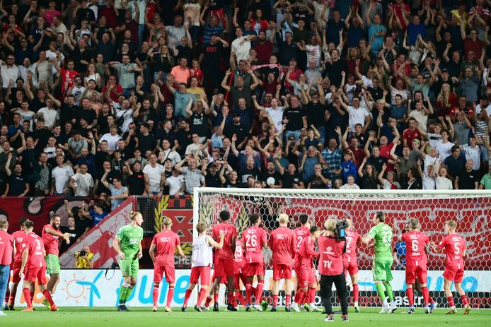 FC Twente viert de overwinning met de supporters.